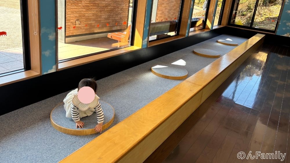 東武ワールドスクウェア園内にある、キッズハウスでハイハイして遊んでる様子