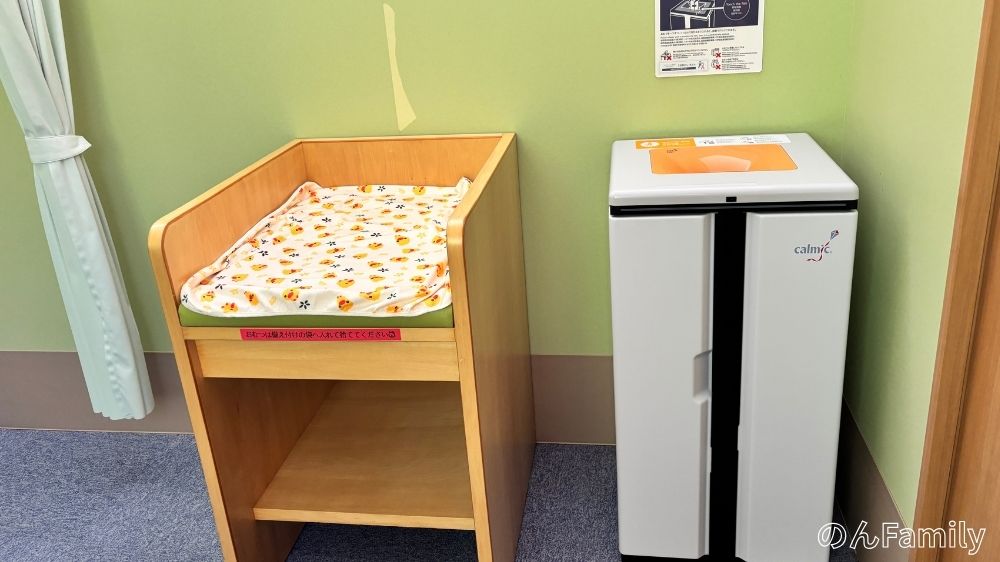 東武ワールドスクウェア園内にある、おむつ交換台、おむつのゴミ箱の写真。