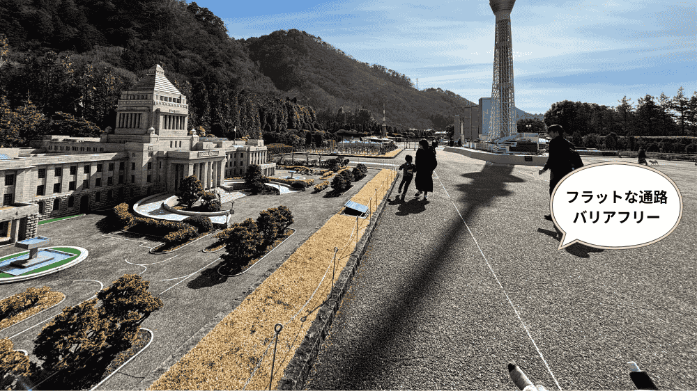 日光・東武ワールドスクウェアの園内風景。段差がなくベビーカーでも移動しやすいバリアフリーな環境。