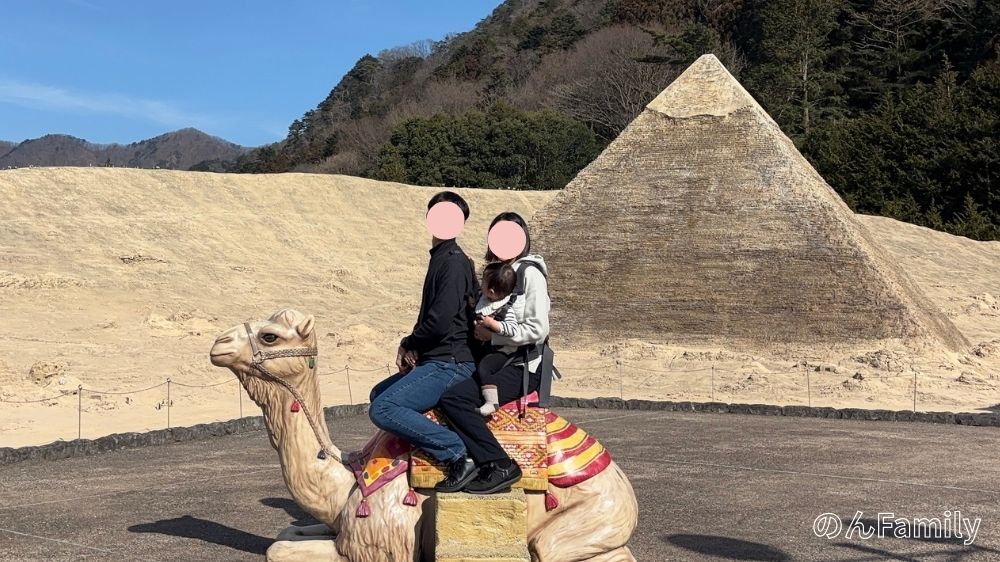 東武ワールドスクウェア園内の展示物で写真を撮っている様子