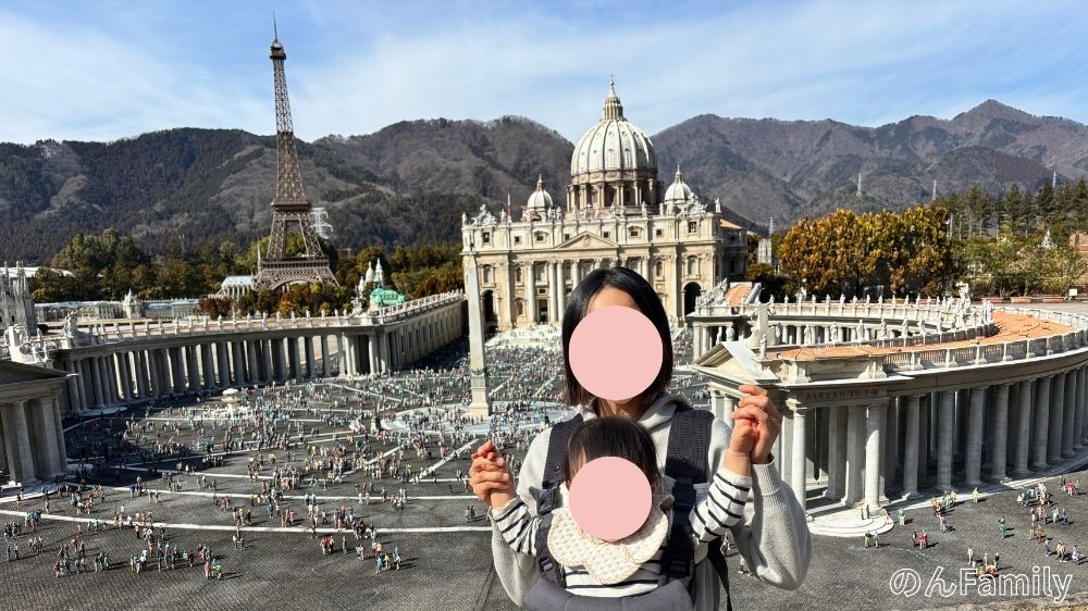 東武ワールドスクウェア園内の展示物で写真を撮っている様子