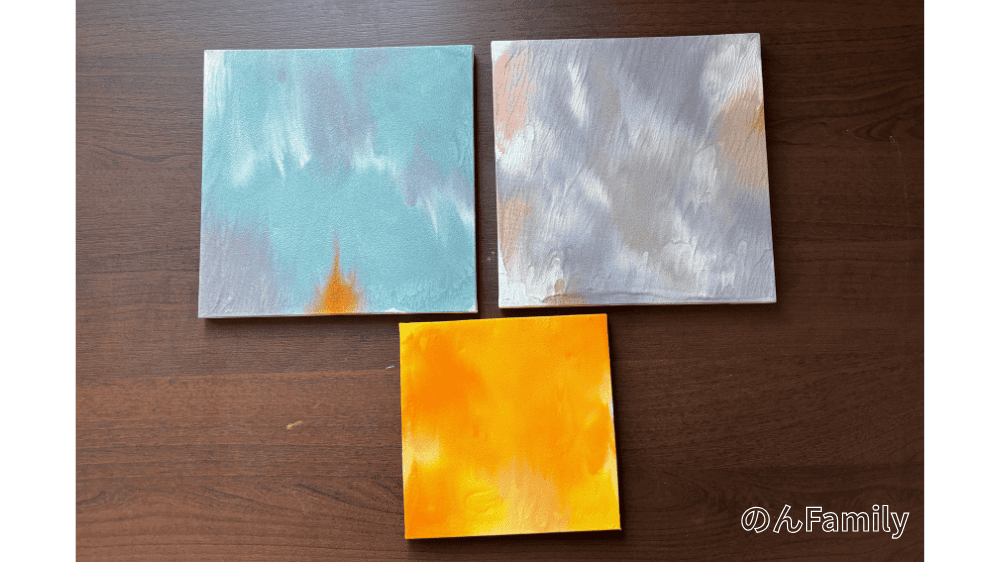 重曹を混ぜて立体感を出した、1歳の記念のファーストアート3種類（北欧風ブルー、韓国風くすみカラー、ビタミンカラー）の比較写真。