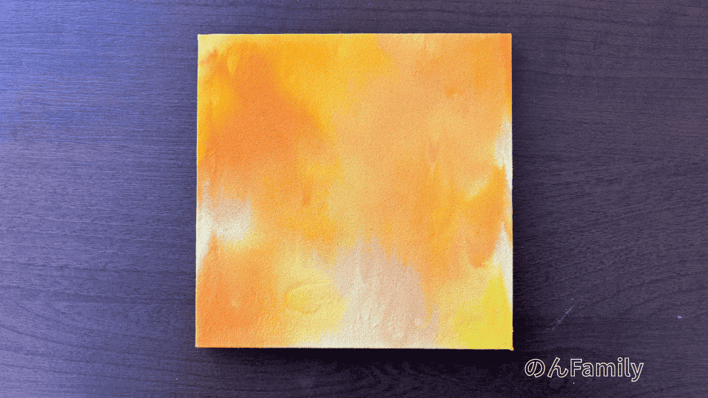 1歳の記念に制作したファーストアート。黄色とオレンジのビタミンカラーをベースに、ホワイトで馴染ませて明るい印象に仕上げた、重曹入りのキャンバスアート。