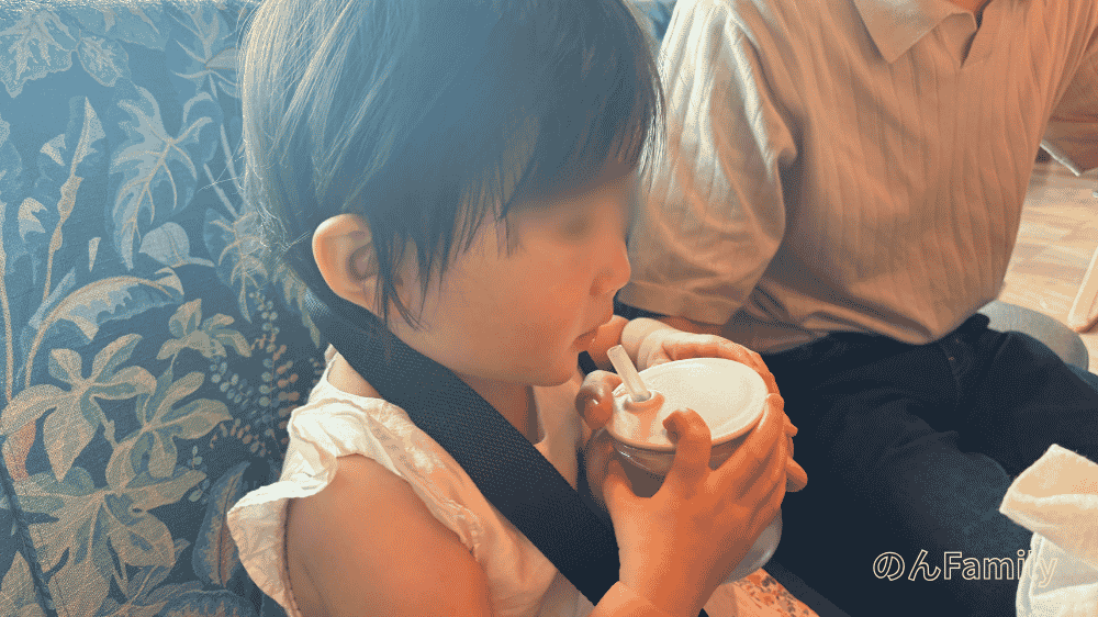 NEWoMan高輪のリゴレットでもらったふた付きの子供用ストローカップ