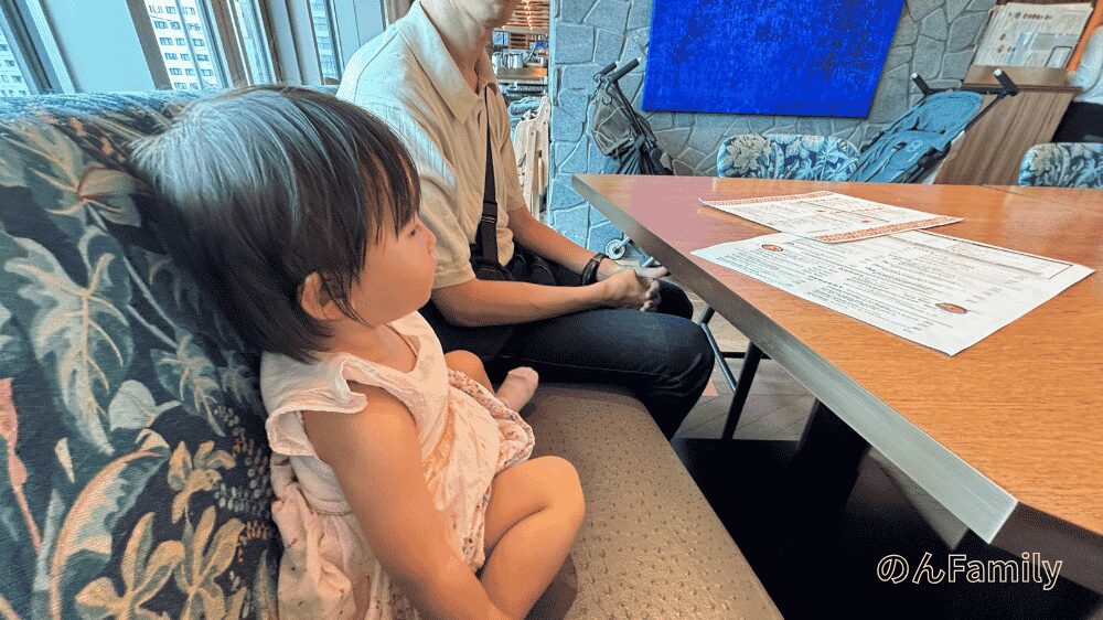 NEWoMan高輪のリゴレットでソファー席に座る1歳の子どもと大人