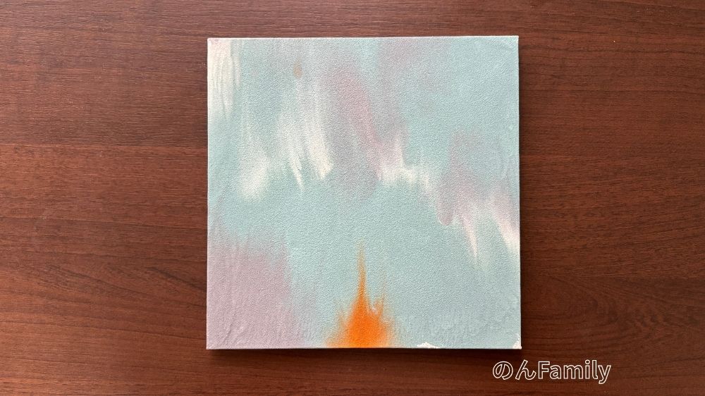 100均の材料で作った1歳誕生日のファーストアート完成品。ブルー、ラベンダー、ホワイトにゴールドが映えるおしゃれな抽象画。