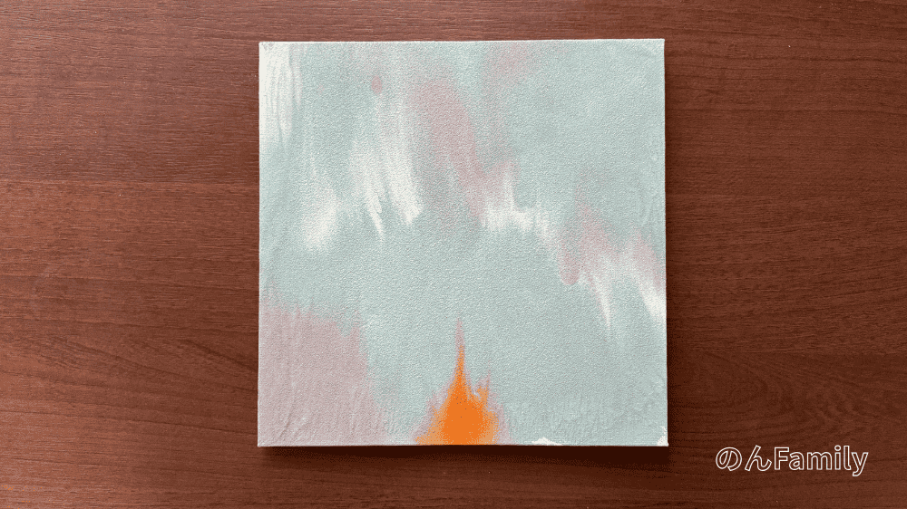 1歳の記念に制作したファーストアート。スモークブルーとラベンダーグレイをベースに、重曹で立体感を出した北欧風のキャンバス作品。