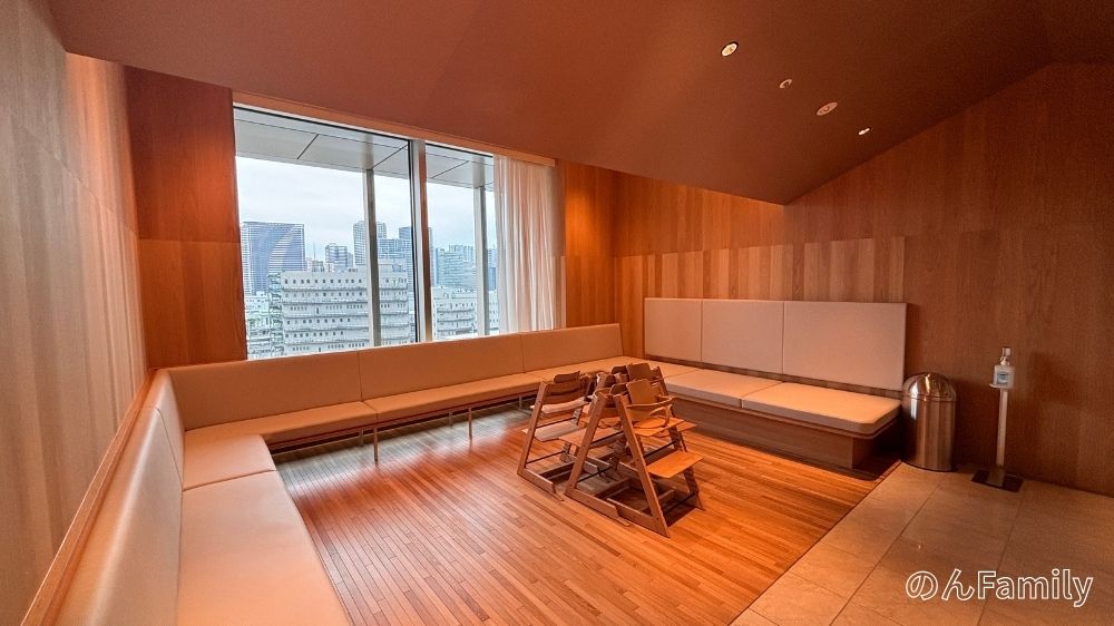 NEWoMan高輪 North 5階のベビー休憩室。ストッケのチャイルドチェアが複数完備され、広いベンチシートと大きな窓がある開放的な空間。電子レンジや調乳設備があり、離乳食をあげるのに最適なスペース。