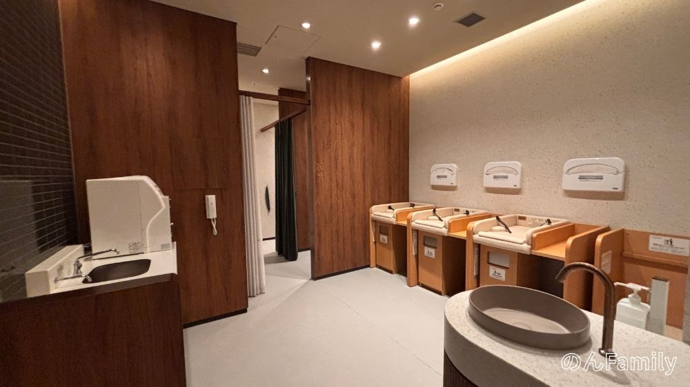 NEWoMan高輪のLUFTBAUM 29階にあるベビー休憩室。3台のおむつ交換台、ミルク用給湯器、手洗い場が完備された清潔な空間。木目調の壁と温かみのある照明で落ち着いた雰囲気の内観。