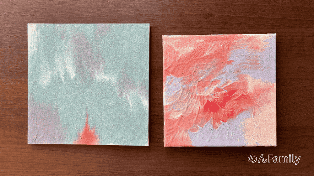 1歳のファーストアート完成品の比較。左側は重曹のみでマットな質感、右側はジェルメディウムと重曹で立体感を出した仕上がり