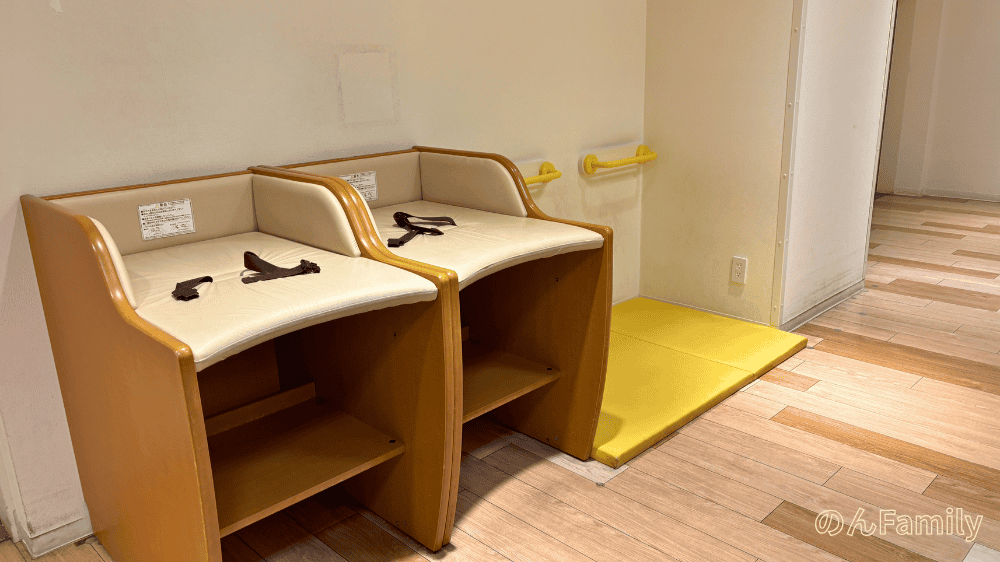 北千住マルイ5階ベビー休憩室のオムツ交換台と立って替えられるスペース