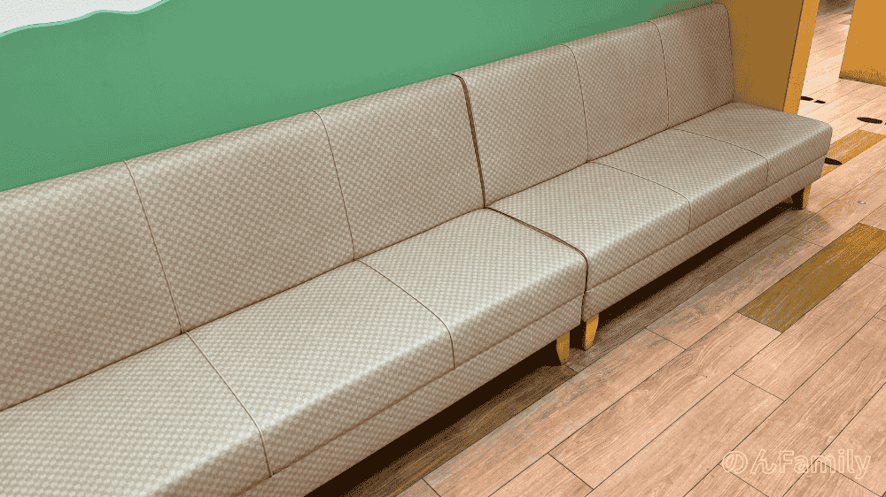 北千住マルイ5階ベビー休憩室のソファスペース（広めの休憩用ベンチ）