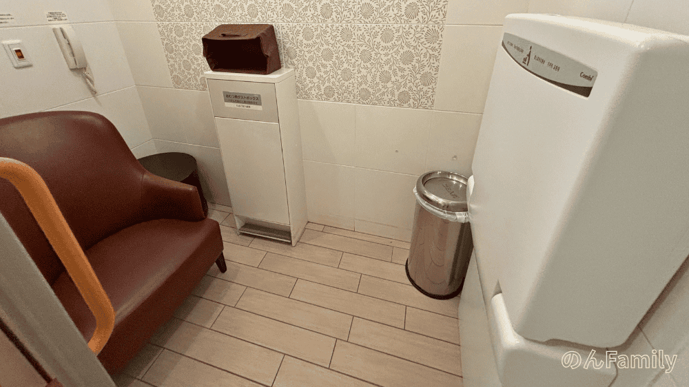 ルミネ北千住8階ベビールームの室内（授乳スペースとおむつ交換台が一体）