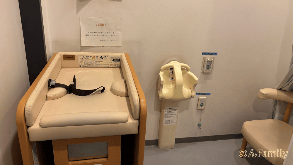 三越前コレド室町1のベビールームにあるオムツ替え台。ベルト付きで安全に使える設備