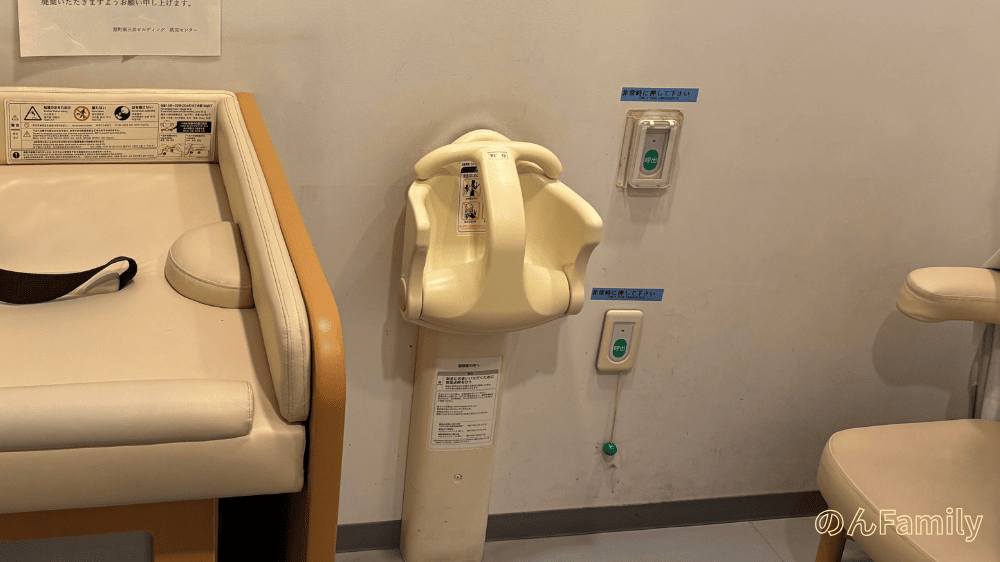 三越前コレド室町1のベビールームにあるベビーキープ。赤ちゃんを座らせられる設備
