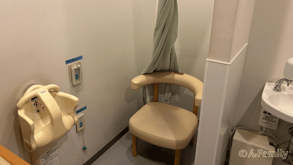 三越前コレド室町1のベビールーム授乳スペース。カーテン付きで椅子に座って授乳できる設備