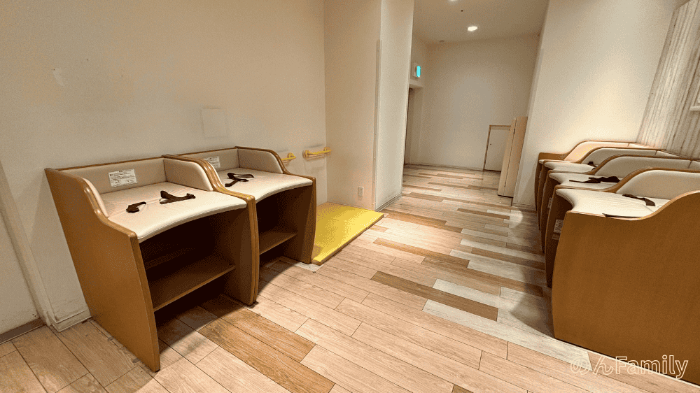 北千住マルイ5階ベビー休憩室のオムツ交換スペース全体（複数台あり）
