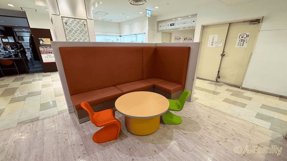 ルミネ北千住9階SUKUSUKUの休憩スペース（テーブルと親子で座れるベンチ）