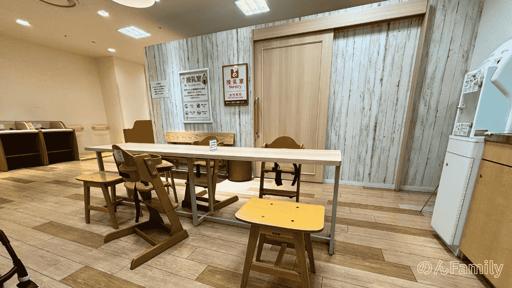 北千住マルイ5階ベビー休憩室の内観と離乳食スペース（テーブル・ベビーチェアあり）