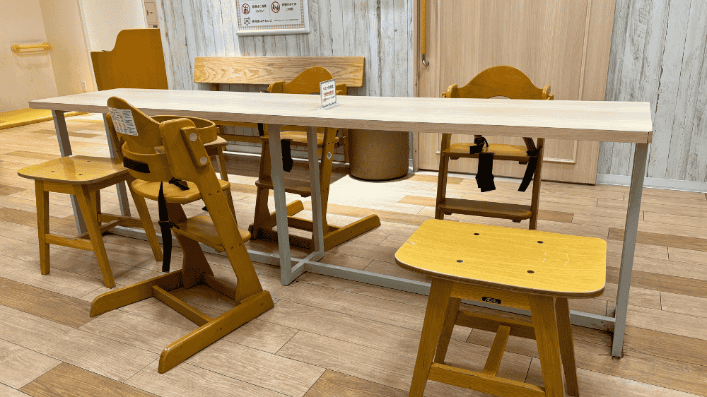 北千住マルイ5階ベビー休憩室の離乳食スペース（テーブルとベビーチェアあり）