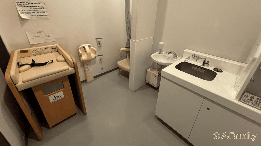 三越前コレド室町1のベビールーム全体。オムツ替え台、授乳スペース、調乳用シンクが揃った清潔な設備