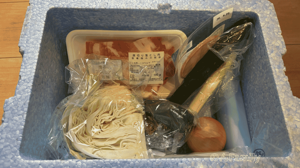 ヨシケイの発泡スチロール箱の中身に入っている豚肉やキャベツなどの当日分食材